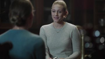 Le pull gris clair Babaton de Betty Cooper (Lili Reinhart) dans Riverdale S01E04