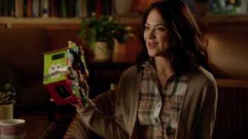 the sweater cardigan, the sister of Walter O'brien (Elyes Gabel) in Scorpio