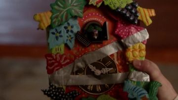 the cuckoo clock of the sister of Walter O'brien (Elyes Gabel) in Scorpio