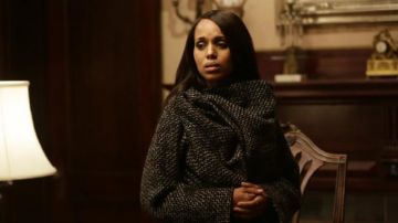 Abrigo anglomanía de Vivienne Westwood usado por Oliva Pope (Kerry Washington) en Scandal S05E02