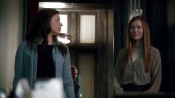 République bananière gris cardigan porté par Quinn Perkins (Katie Lowes) dans le Scandale