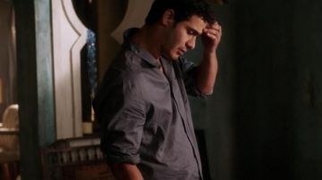 the shirt of Walter O'brien (Elyes Gabel) in Scorpio