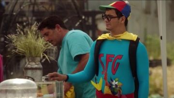 the cap and the helicopter of Walter O'brien (Elyes Gabel) in Scorpio