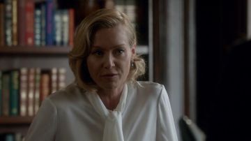La boule de cristal de Paon Perle boucles d'oreilles portées par Elizabeth Nord (Portia de Rossi) dans le Scandale S05E02