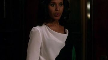 Blusa de seda Salvatore Ferragamo usada por Olivia Pope (Kerry Washington) en Scandal S05E20