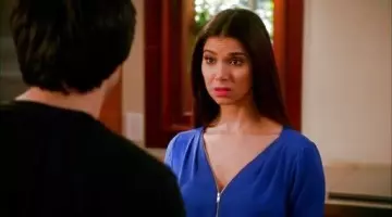 La chemise bleue électrique de Carmen Luna (Roselyn Sanchez) dans Devious Maids S2E7