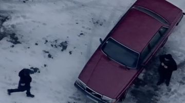 Volvo 240 gl del capitán Martin Servaz (Charles Berling) en Glacé