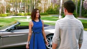 La robe bleue de Marisol Suarez (Ana Ortiz) dans Devious Maids S2E7