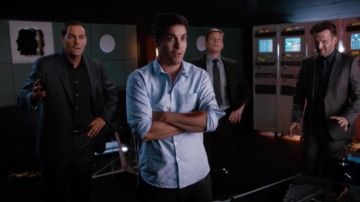 The shirt of Walter O'brien (Elyes Gabel) in Scorpio