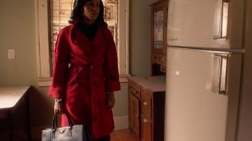 Abrigo escada rojo con cinturón floral usado por Olivia Pope (Kerry Washington) en Scandal S05E10