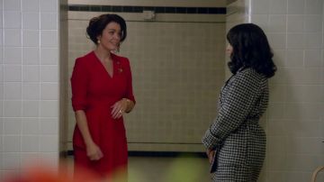 Alexander McQueen vestido de cortina aymétrica usado por Mellie Grant (Bellamy Young) en Scandal S05E09