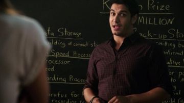 The plaid shirt of Walter O'brien (Elyes Gabel) in Scorpio