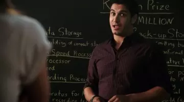 The plaid shirt of Walter O'brien (Elyes Gabel) in Scorpio
