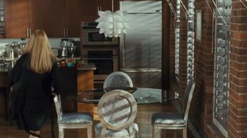 Le luminaire IKEA chez Liv Lerner (Kate Hudson) dans Meilleures ennemies