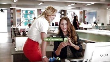 Helmut Lang falda roja de Kelsey Peters en Younger S1E3