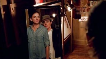 Chemise en jean de Liza Miller dans Younger S1E1