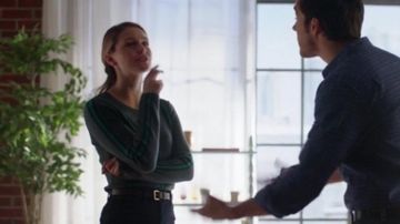 le pull de Kara Dan­vers (Me­lissa Be­noist) dans Su­per­girl