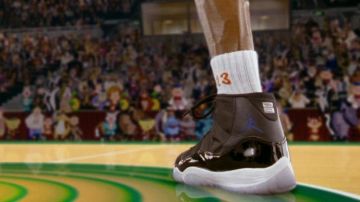 La pareja de Air Jordan 11 (XI) Retro "Space Jam 2016 Release" por Michael Jordan en Space Jam