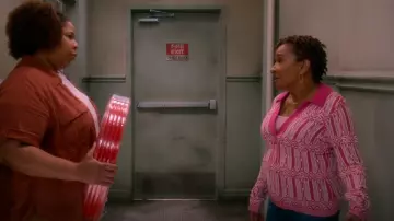 Suéter de Stine Goya Kiza usado por Lucretia Turner (Wanda Sykes) como se ve en The Upshaws (T06E08)