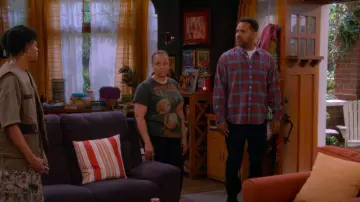 Vinyl Icons Peaches Cotton Graphic T-Shirt worn by Regina Upshaw (Kim Fields) as seen in The Upshaws (S06E08)