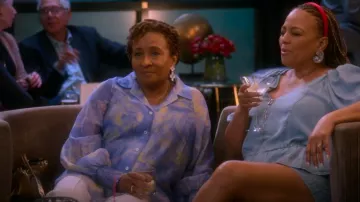 Allsaints Isla Inspiral Chemise imprimée à coupe décontractée portée par Lucretia Turner (Wanda Sykes) comme on le voit dans The Upshaws (S06E08)