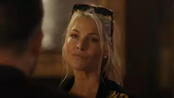 Gafas de sol Versace Medusa Deco usadas por Angela Norris (Ali Larter) como se ve en Landman (S01E09)
