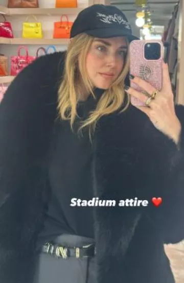 Manteau court en fourrure sans animaux porté par Chiara Ferragni sur son post Instagram Story le 16 janvier 2025