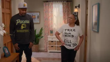 R13 Free Your Mind usado por Regina Upshaw (Kim Fields) como se ve en The Upshaws (T06E09)