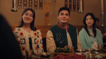 Blouson aviateur Zara avec patchs porté par Q (Anthony Keyvan) comme on le voit dans XO, Kitty (S02E01)