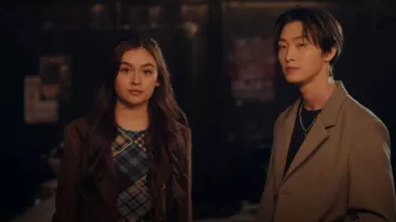 Ganni Pull haut à col roulé en maille imprimée à manches longues porté par Kitty (Anna Cathcart) comme on le voit dans XO, Kitty (S02E01)