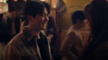 Sobrecamisa H&M Regular Fit Teddy-forrada usada por Dae (Choi Min-young) como se ve en XO, Kitty (S02E01)