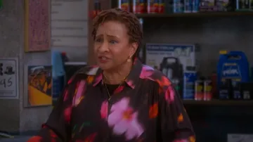 Blouse Rag & Bone Aubrey portée par Lucretia Turner (Wanda Sykes) comme on le voit dans The Upshaws (S06E09)