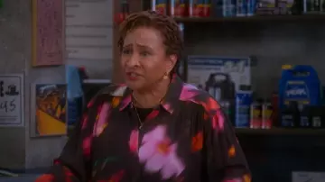 Blusa de Rag & Bone Aubrey usada por Lucretia Turner (Wanda Sykes) como se ve en The Upshaws (T06E09)