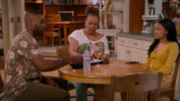 Camiseta gráfica de algodón Vinyl Icons Cherries usada por Regina Upshaw (Kim Fields) como se ve en The Upshaws (S06E10)