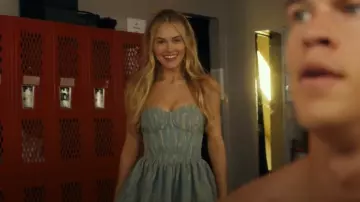 Nana Jacqueline Airina Vestido de mezclilla usado por Ainsley Norris (Michelle Randolph) como se ve en Landman (S01E10)
