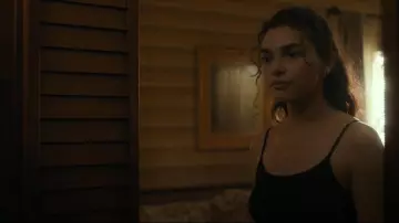 Camiseta sin mangas deportiva de H&M usada por Ariana (Paulina Chávez) como se ve en Landman (S01E10)