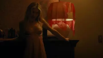 For Love & Lemons Slip estampado para todos los días usado por Ainsley Norris (Michelle Randolph) como se ve en Landman (S01E10)