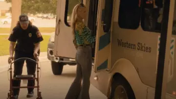 7 For AllMankind Megaflare Denim Jeans usados por Angela Norris (Ali Larter) como se ve en Landman (S01E10)