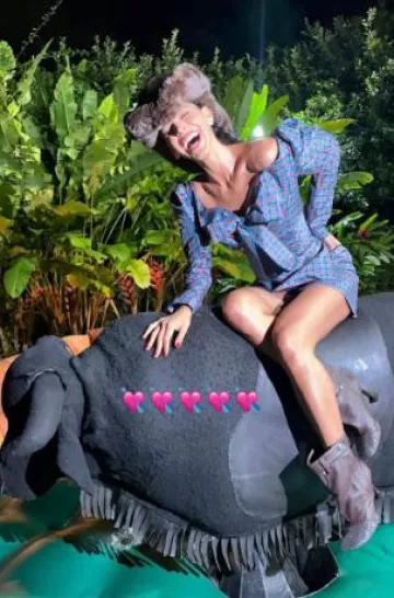 Minivestido con hombros descubiertos a cuadros tartán de Vivienne Westwood usado por Bruna Marquezine en la fiesta de cumpleaños el 10 de agosto de 2024