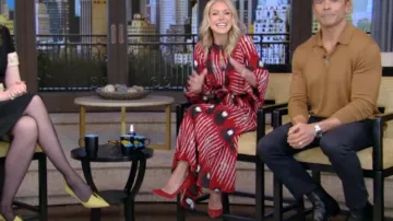 Gianvito Rossi Zapatos de tacón de terciopelo Gianvito 105 usados por Kelly Ripa como se vio en LIVE with Kelly and Mark el 16 de enero de 2025