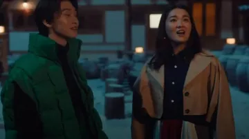 Gabardina híbrida recortada de Cos usada por Stella (Audrey Huynh) como se ve en XO, Kitty (S02E04)