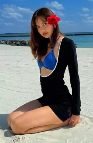 Vestido de caviar negro de Saudade usado por Lisa en su publicación de Instagram el 15 de enero de 2025