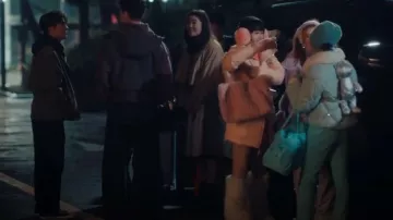Gap Kids Holiday Edition Silver Backpack Bear porté par Mihee Yoon (Sunny Oh) comme on le voit dans XO, Kitty (S02E04)