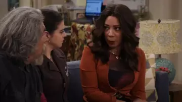 Collier Gorjana Evil Eye porté par Rosie (Selenis Leyva) comme on le voit dans Lopez vs Lopez (S03E10)