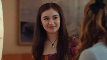 Collier pendentif coeur de cidre porté par Kitty (Anna Cathcart) comme on le voit dans XO, Kitty (S02E06)