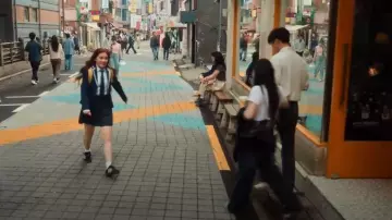 Adidas samba OG portée par Kitty (Anna Cathcart) comme on le voit dans XO, Kitty (S02E07)