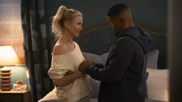 Off-shoulder Sweatshirt of Emily (Cameron Diaz) in Back in Action