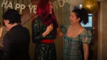 Vestido midi de cuadros de Ganni Seersucker usado por Becka Garvey (Eve Hewson) como se ve en Bad Sisters (T02E05)