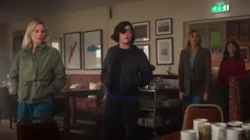 Chaqueta Lululemon Always Effortless usada por Ursula Flynn (Eva Birthistle) como se ve en Bad Sisters (T02E05)