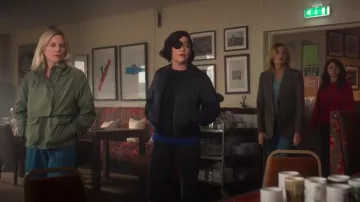 Vince Veste zippée à cordon de serrage portée par Bibi Garvey (Sarah Greene) comme on le voit dans Bad Sisters (S02E05)